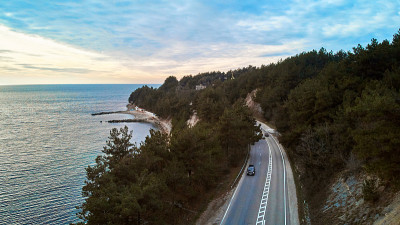 用卡车俯瞰海边的道路