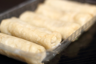 弹簧卷在一次性塑料托盘