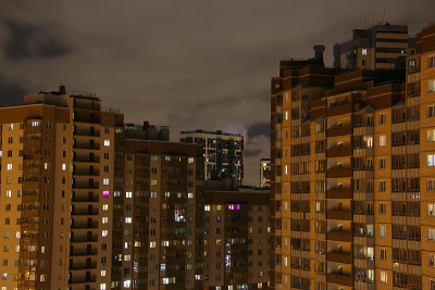 城市公寓楼的夜晚