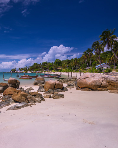 在Berhala岛kepulauan Riau的全景海滩和岩层照片