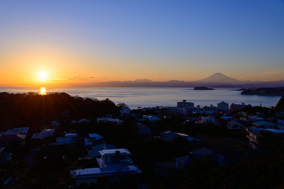 黄昏中的Enoshima和富士山