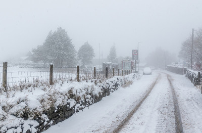 雪覆盖了道路