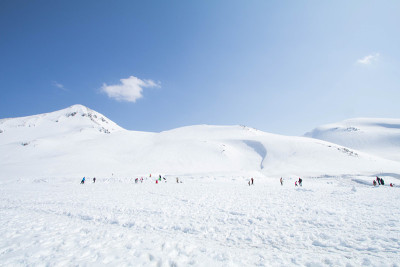 山黑袍高山径雪山墙