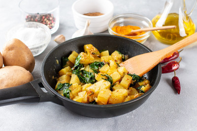 词Aloo也是sabzi。菠菜，土豆，咖喱，盛在碗里。成分。一步一步的烹饪。欢迎印度食谱