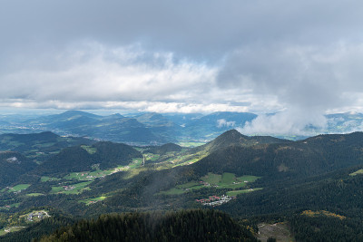 从Kehlsteinhaus(鹰巢)鸟瞰秋天的贝希特斯加登国家公园全景
