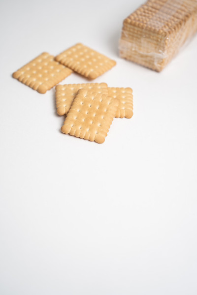 白色背景上的方形饼干