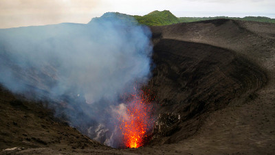 从塔纳活火山咆哮的深处俯瞰，令人叹为观止的景色
