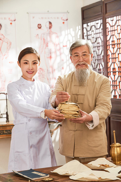 为老、青年中医收费