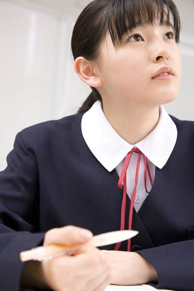 女子初中生在学院学习