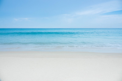 泰国普吉岛海滩上的蓝色海浪