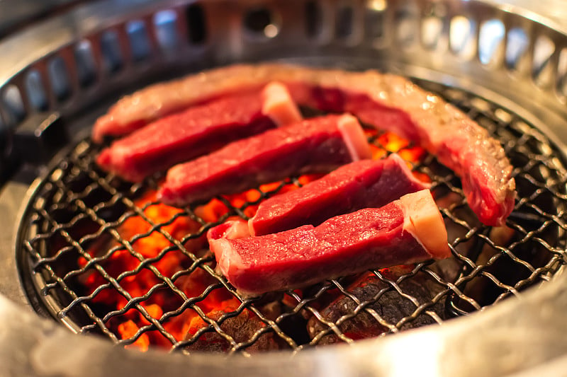 在木炭烤架上烤的牛肉或猪肉。日式烧肉。