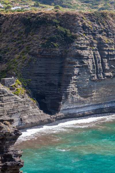 意大利西西里岛里帕里群岛波涛汹涌的海岸