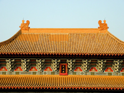台湾孔庙内的中国传统古建筑。位于台湾高雄。中午了