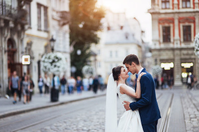 新婚夫妇的结婚照。站和亲吻