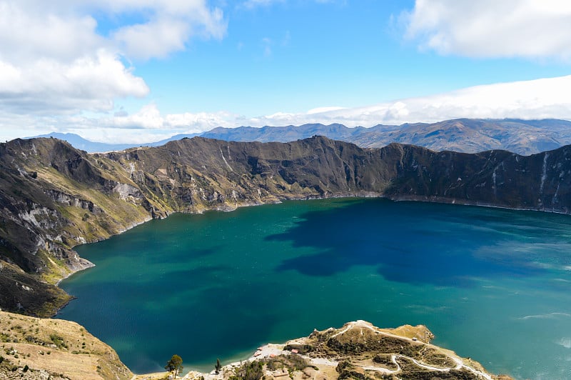 基洛托火山的火山口，充满了绿松石般的水。科多帕希火山、厄瓜多尔