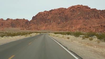 自驾游，在火谷，拉斯维加斯，内华达州，美国。在美国搭便车旅行，高速公路旅行。红色的外星岩石，莫哈韦沙