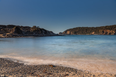 冬天的海湾-一个有岩石构成的海景