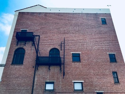带有楼梯的建筑外观