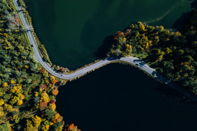 路中秋林鸟瞰湖景