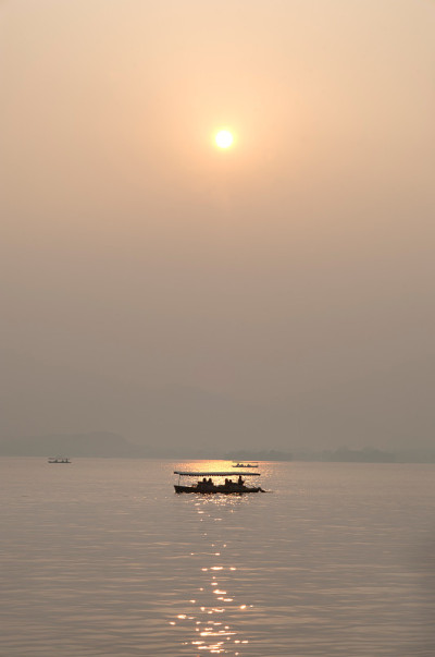 中国杭州西湖，落日和船影