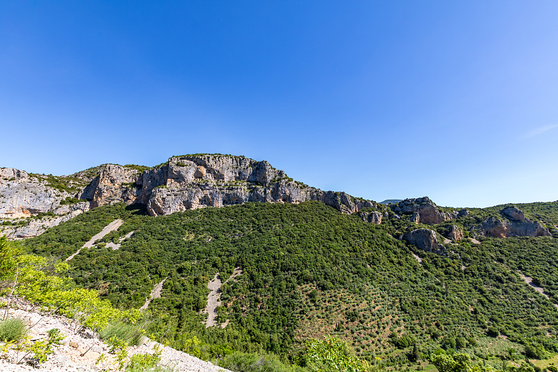 地狱马戏团的景观，靠近中世纪村庄圣guilhem -le- desert (Occitanie，法国