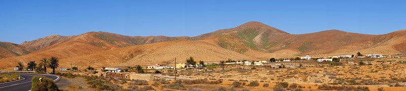 西班牙加那利岛富埃特文图拉典型的红色火山景观。全景。