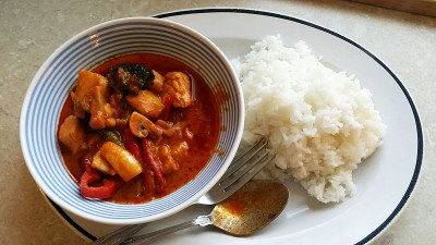 鱼和拌菜盘馕咖喱饭，辛辣的泰国菜