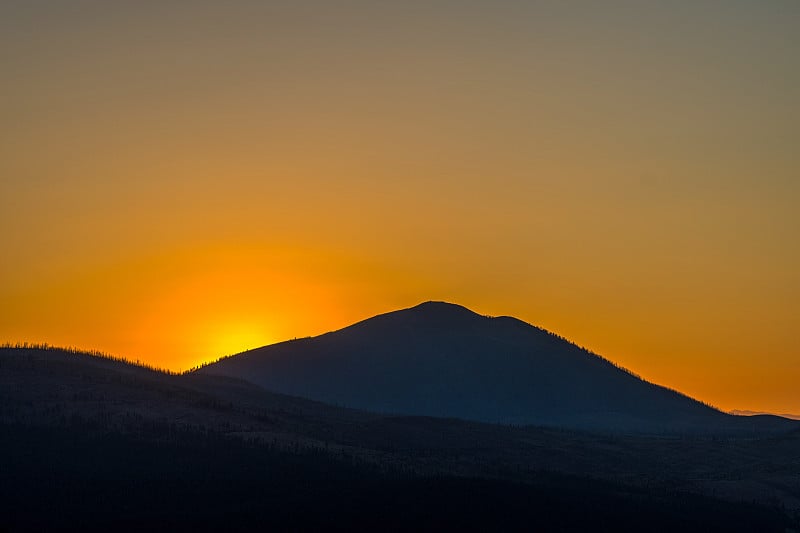 日落时太阳在沙斯塔山后面