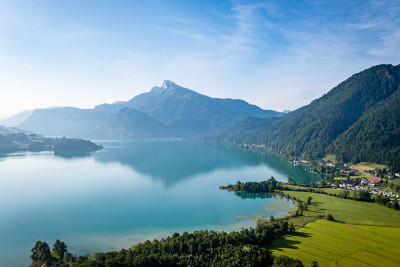 蒙德湖鸟瞰图到沙夫伯格山。Salzkammergut在夏季