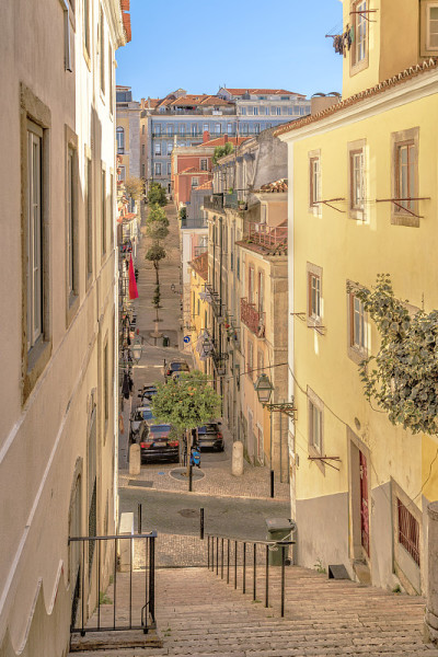 里斯本“Bairro Alto”区狭窄街道。