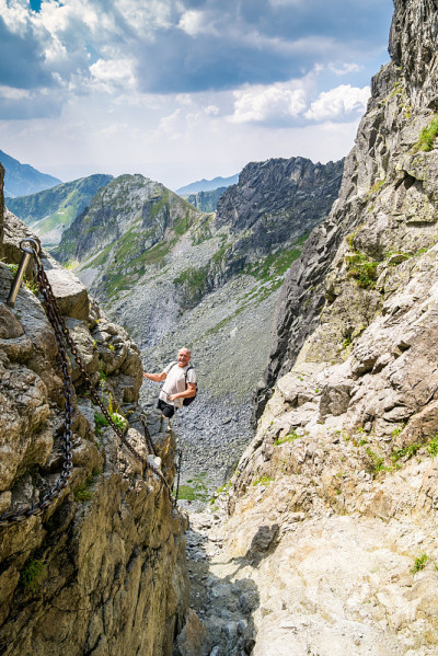 中年男子徒步登山。