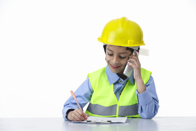 培养他们的兴趣——孩子扮成建筑工程师