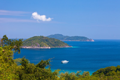 海滩和热带海洋游轮，这是站在海岸附近