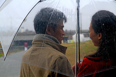 对话中男女撑一把伞