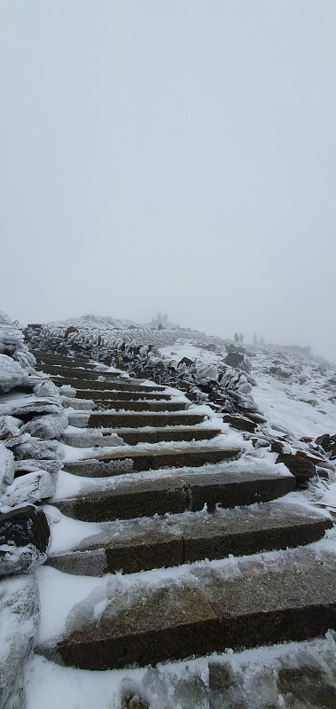 斯诺登山步道积雪的台阶
