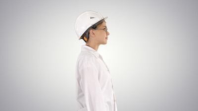 科学家物理学家女人走在实验室大衣和安全帽梯度背景
