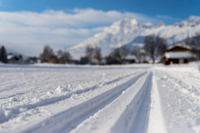 奥地利越野滑雪:斜坡，新鲜的白色粉末雪和山，模糊的背景