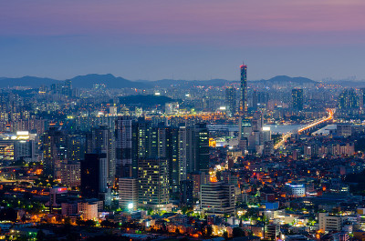 夜晚的首尔，韩国城市的天际线。