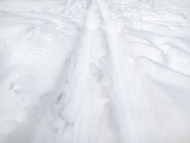 在新深雪中的滑雪道