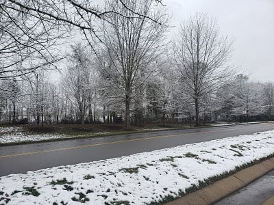 危险驾驶条件，冰雪道路在田纳西州2019年冬季。