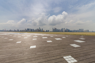 全景天际线和现代商业办公建筑与空的道路，空的混凝土广场地板