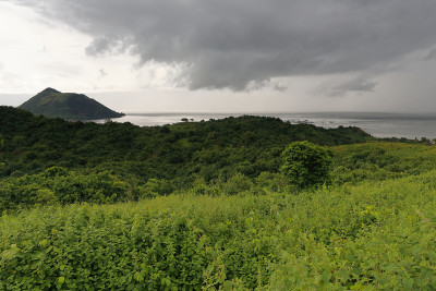 俯瞰Binintiang Malaki-Big Leg火山口- taal湖- tagaytay山脊。