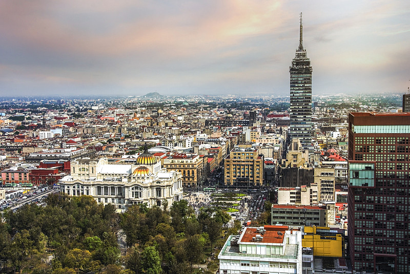 墨西哥首都华雷斯大道上的Torre latin americana和早晨的太阳耀斑