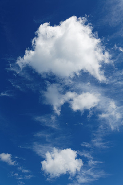 层积云和深蓝色的天空