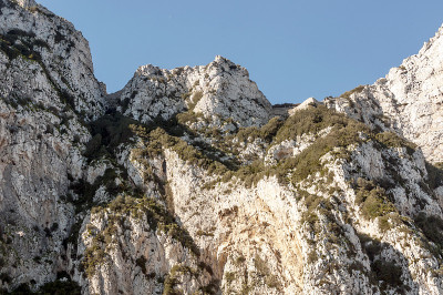 山在岩石里