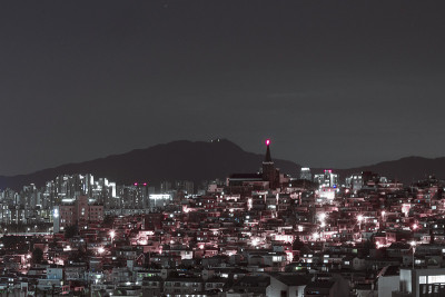韩国历史建筑在城市中心的夜景。