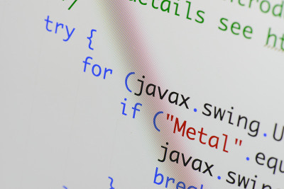 真正的Java代码开发屏幕。编程工作流抽象算法概念。Java代码行在放大镜头下可见，具有运动效果