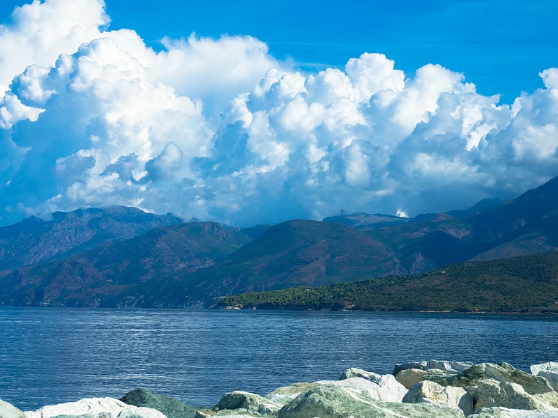 在法国科西嘉岛巴拉格涅地区的卡尔维附近观看美丽的风景