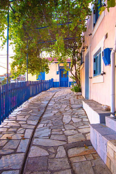 令人惊叹的风景村庄Glossa日落，Skopelos，希腊。