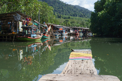 木船与渔村背景